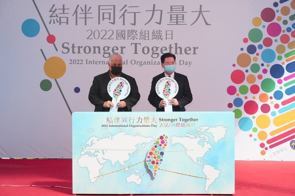 外交部長吳釗燮（右）與諾魯駐台大使凱法斯（Jarden Kephas ）（左）共同進行「結伴同行力量大─2022國際組織日」活動啟動儀式。（外交部提供）