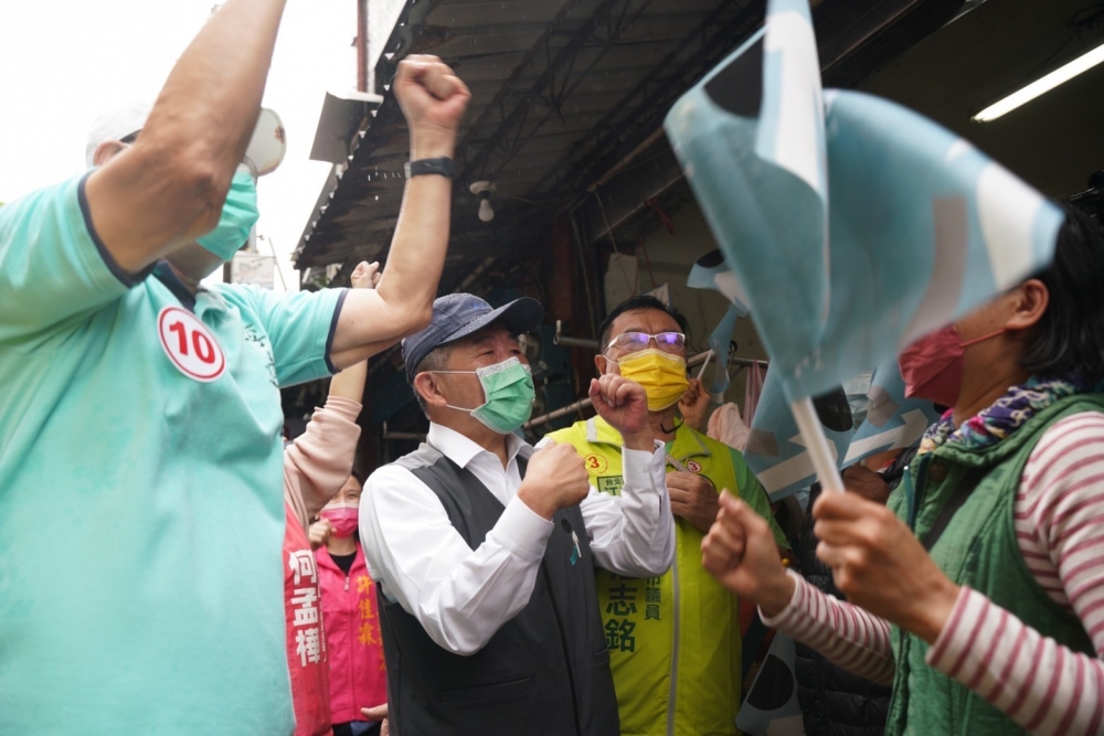 民進黨台北市長候選人陳時中今天掃街拜票，被問及確診者是否能投票時表示「仍有變數」。（陳時中競選總部提供）