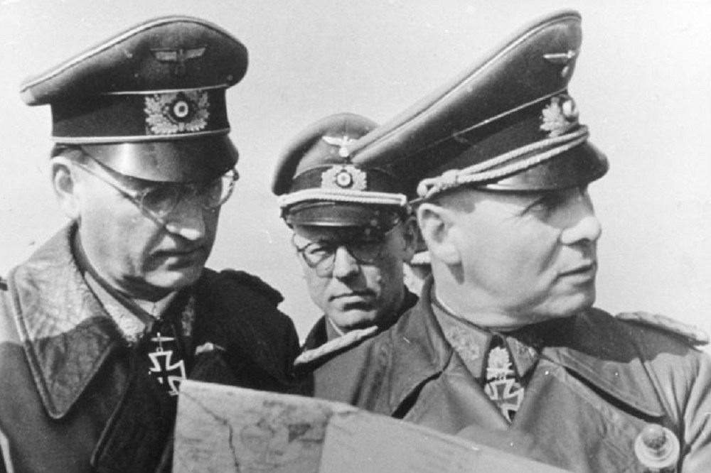 作為一名正統的德軍將領，隆美爾（右）即使在最困頓的時期，仍然堅守軍人武德，絕不像其他納粹黨軍虐待戰俘。（美聯社）