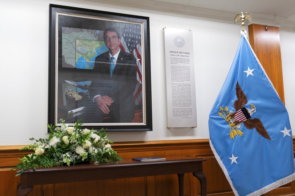 25日，美國國防部一角擺放了對前防長卡特的致哀花束與弔唁簿。（美聯社）