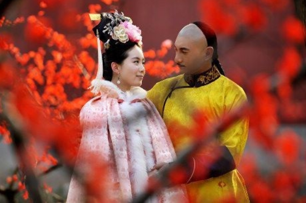 吴奇隆（右）与刘诗诗因为合演《步步惊心》擦出爱火，两人结为夫妻还生了一个儿子，婚姻已迈入第7年。（取自微博）(photo:UpMedia)