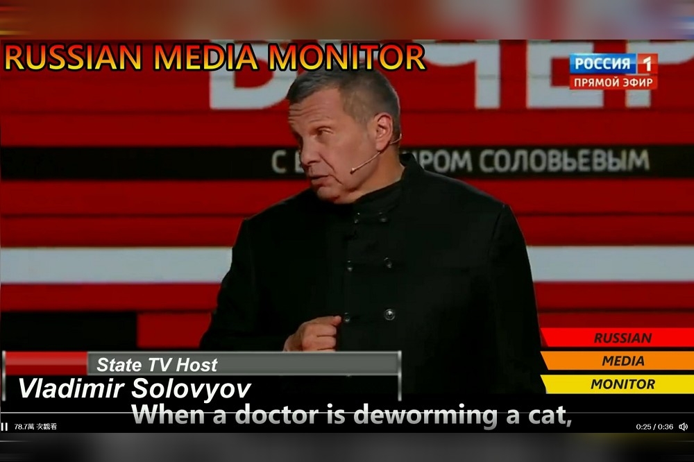 俄罗斯黄金时段节目「Solovyov Live」主持人将乌克兰比做兽医在「特别行动中」，从猫身上取出的蠕虫。（图片撷取自Julia Davis推特）(photo:UpMedia)