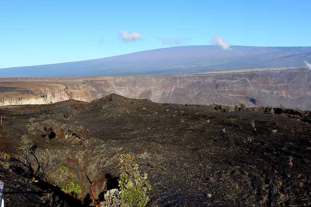 從幾勞亞火山頂端遠眺毛納羅亞火山的景觀。（資料照片／美聯社）
