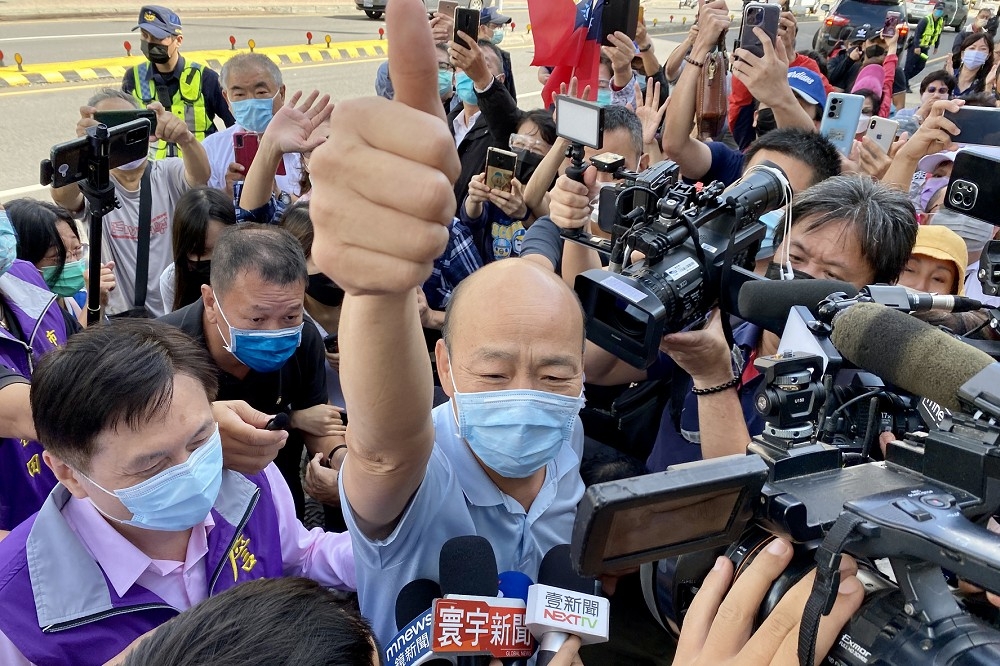 藍營「最強助選員」韓國瑜來到桃園，立即遭到人潮團團圍困。（沈粲家攝）