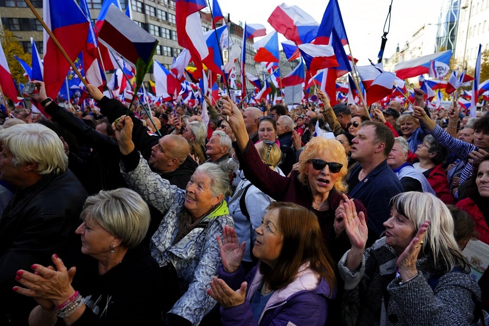 支持俄羅斯的捷克民眾上街要求親西方的政府下台。（美聯社）