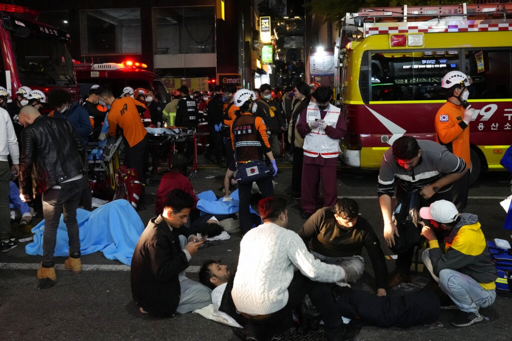 南韓首爾龍山區梨泰院舉行的萬聖節活動發生嚴重的推擠踩踏事故，外交部除表達哀悼，並表示，在這困難時期，台灣與韓國同悲。（美聯社）