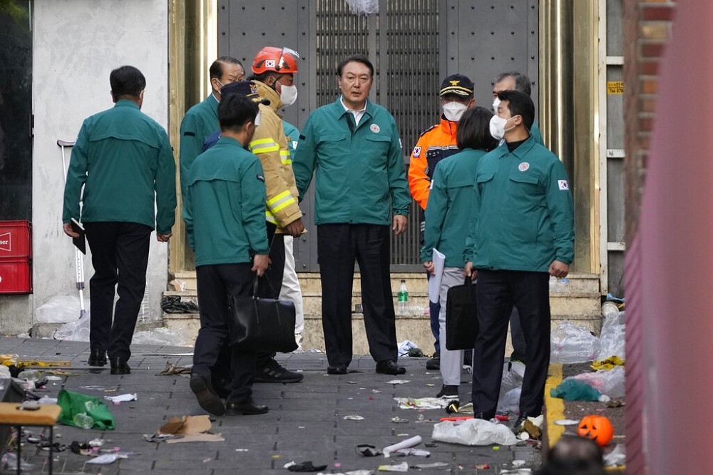 南韓總統尹錫悅前往首爾梨泰院發生151人死亡的推擠踩踏現場。（美聯社）