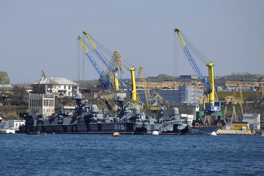 俄國黑海艦隊停靠在克里米亞塞凡堡的船艦。（資料照片/美聯社）