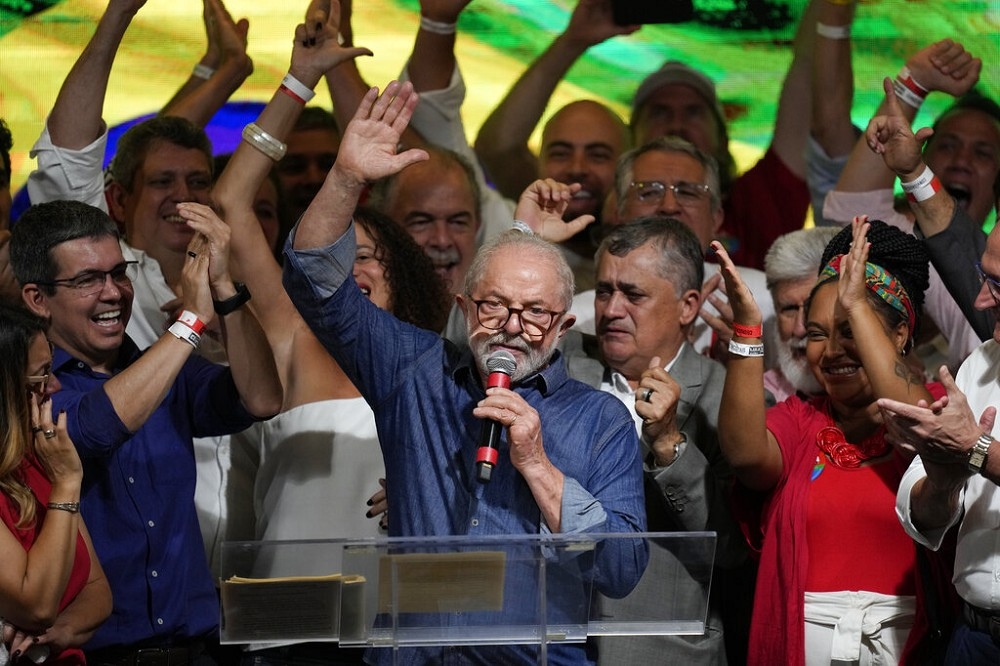 复出的前总统鲁拉发表胜选演说，强调巴西必须团结因应未来挑战。（美联社）(photo:UpMedia)