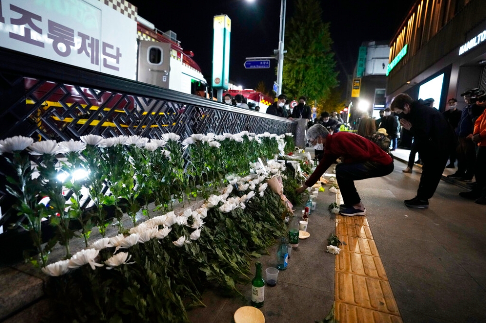 南韓梨泰院踩踏意外造成多人傷亡，引發各界震驚，現場擺滿了民眾的哀悼花束。（美聯社）