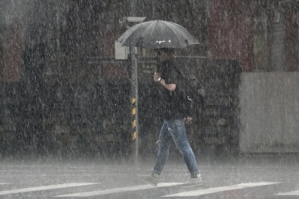 宜蘭、花蓮31日上午下大雨，縣府發出停課通知，台鐵交通也受影響。（資料照片／王侑聖攝）