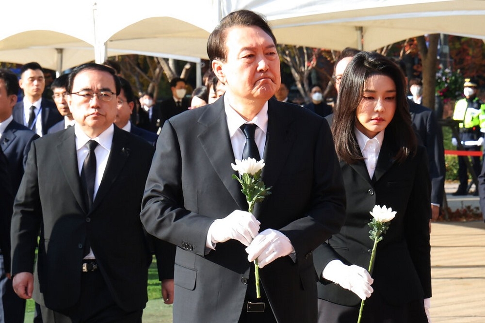 南總總統尹錫悅（中）和第一夫人（右後）向梨泰院罹難者獻花。（美聯社）