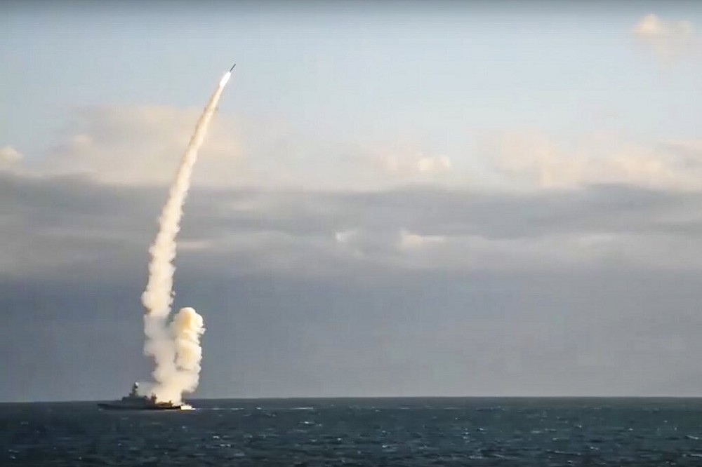 俄国一艘战舰发射巡弋飞弹攻击乌克兰目标。（美联社）(photo:UpMedia)