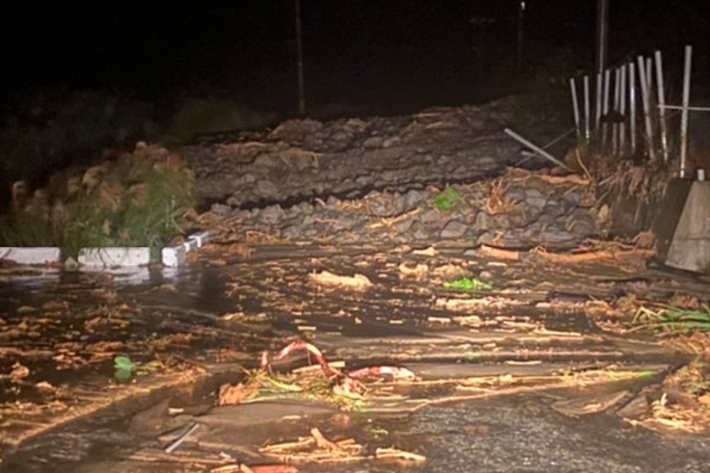 受「奈格」颱風及東北季風影響，蘭嶼昨天（31日）深夜雨彈狂炸，造成多處淹水、土石流。（取自蘭嶼鄉公所臉書）