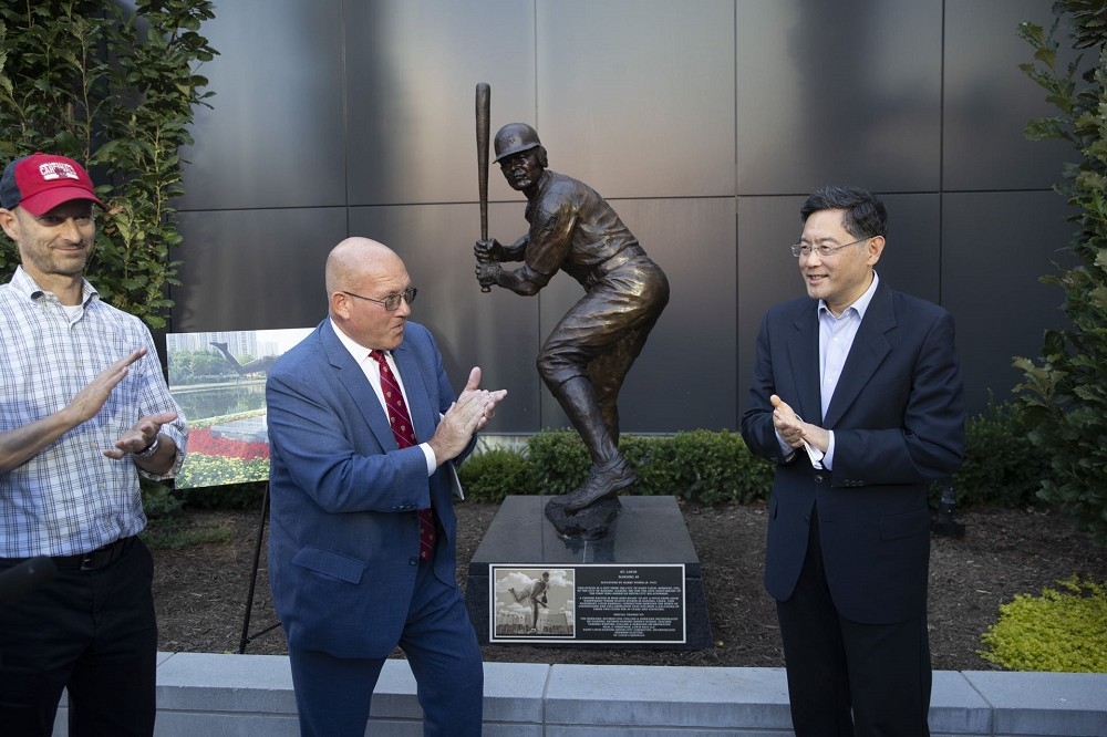 秦剛（右）在9月中旬訪問聖路易斯市，並參加紅雀隊主場比賽開球。（取自美國駐大使館）