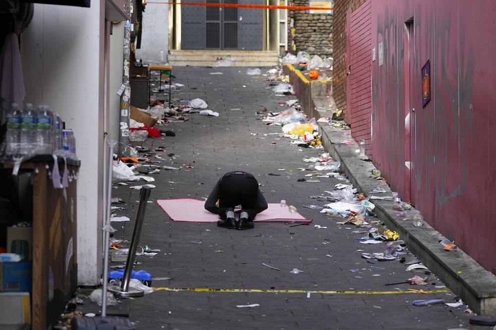 梨泰院发生逾150死事故的窄巷，一名男子前往跪拜。（美联社）(photo:UpMedia)