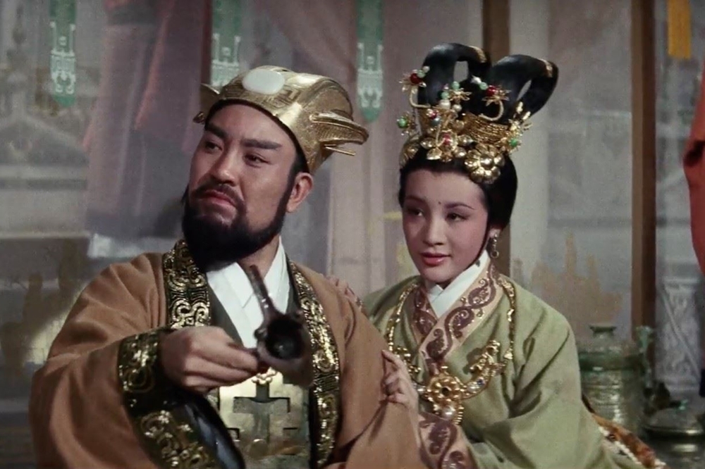 江青（右）在1965年電影《西施》中飾演西施（圖片取自網路）