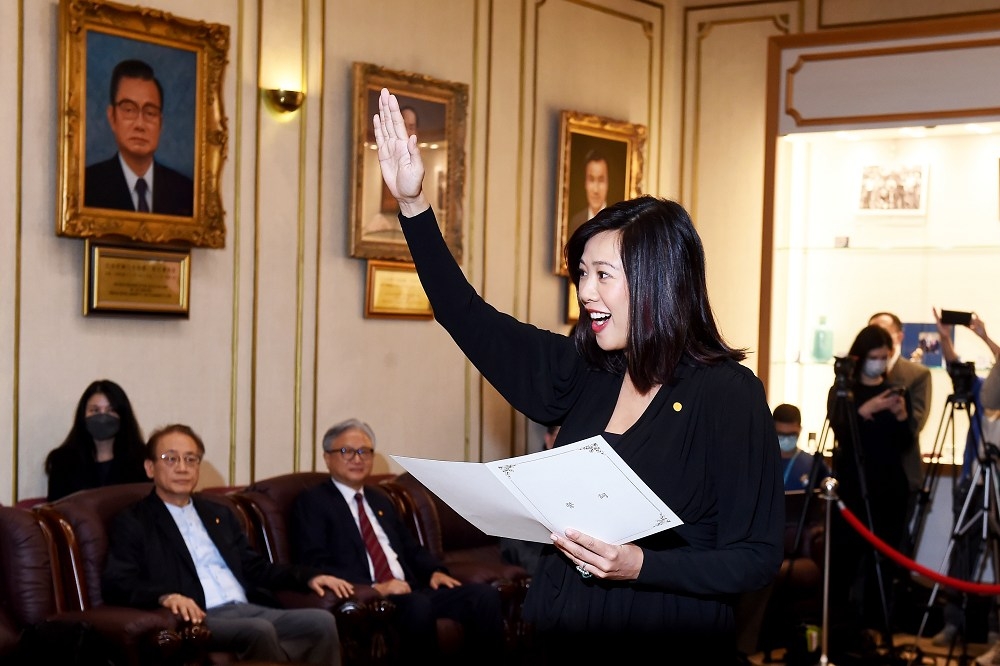 新光公主吳欣盈今天完成宣誓，正式就職第10屆立法委員。（張哲偉攝）
