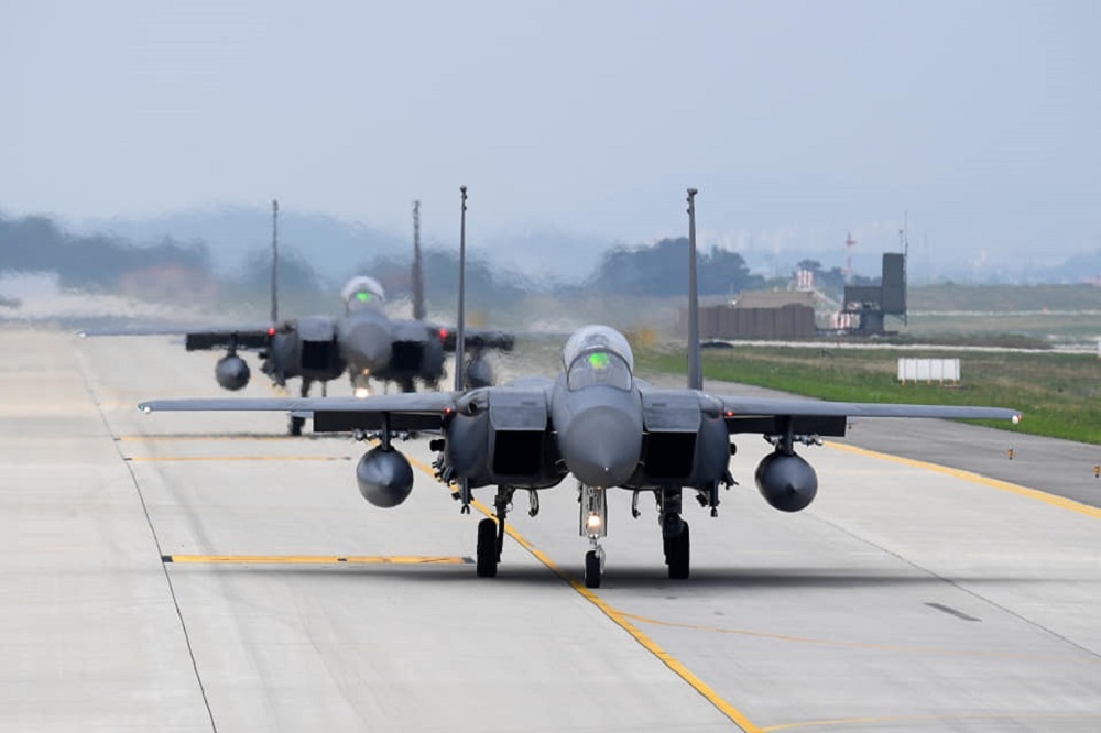 南韓空軍也出動F-15K、KF-16等戰機，試射空對地飛彈展現堅決強硬的態度回應。（取自南韓空軍臉書）