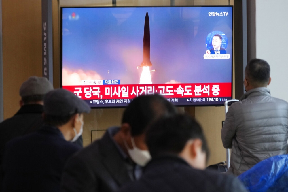 北韓2日上午再度發射多枚飛彈，其中首1枚落入韓國「北方界線」。圖為韓國首爾火車站的新聞節目中，電視螢幕顯示朝鮮導彈發射的圖像。（美聯社）