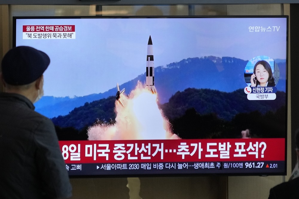 南韓民眾2日在首爾火車站觀看北韓射彈的新聞報導。（美聯社）