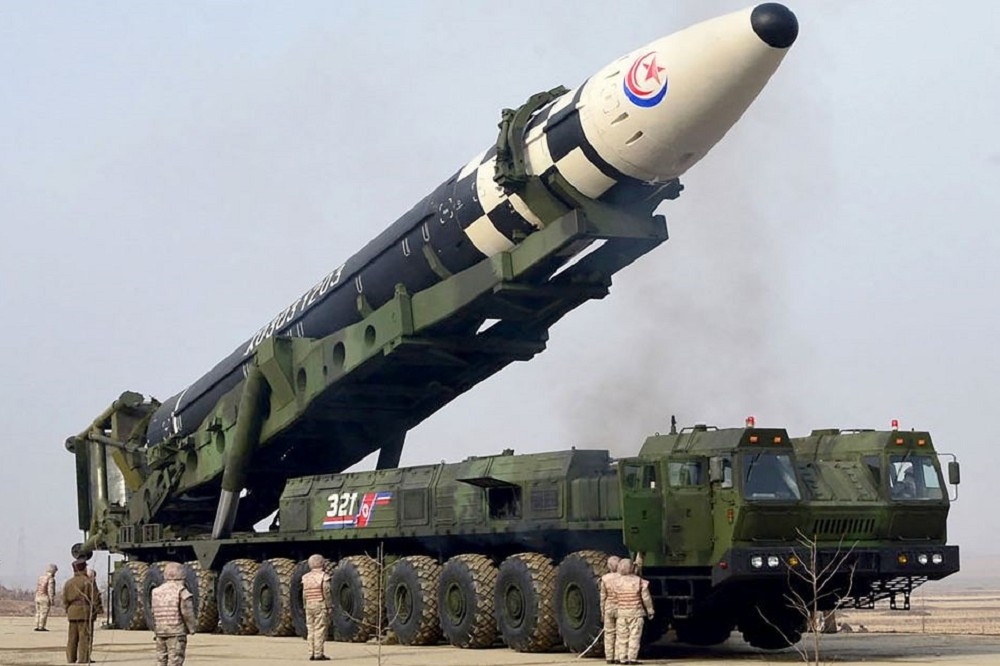 據稱北韓今日試射的飛彈之一，為最新型的「火星17」洲際彈道飛彈。（取自KCNA）