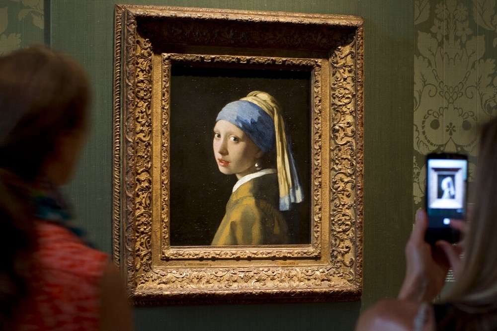 海牙莫瑞泰斯皇家美術館展出的維梅爾的名畫《戴珍珠耳環的少女》。（美聯社）