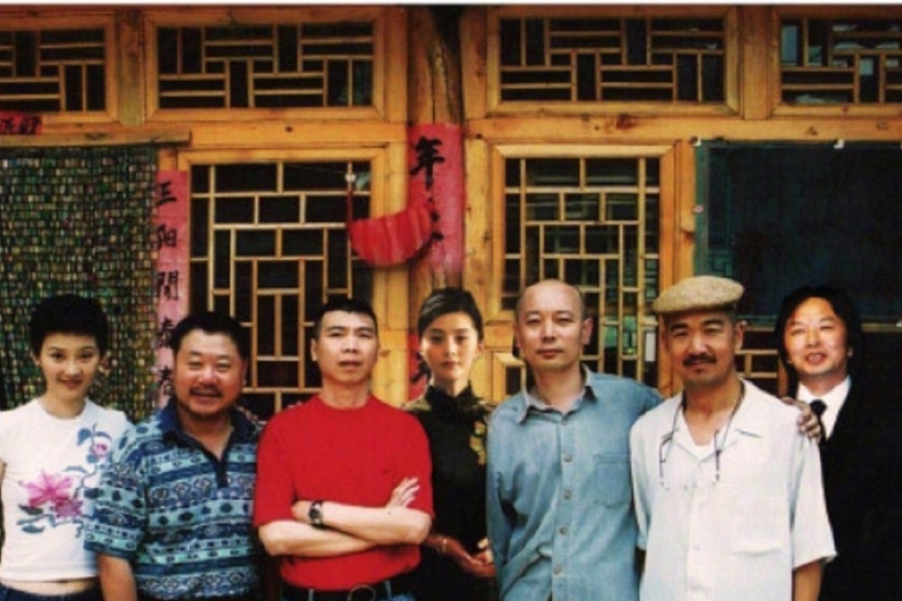 馮小剛（左三）與葛優、范冰冰等演員的合照。（翻攝自馮小剛微博）