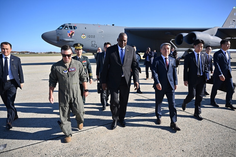 美國防長奧斯汀與南韓防長李鐘燮參訪馬里蘭州的安德魯聯合基地。（美聯社）