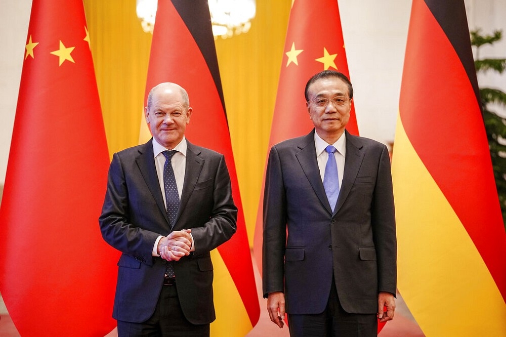 德國總理蕭茲離開北京前，與國務院總理李克強召開聯合記者會。（美聯社）