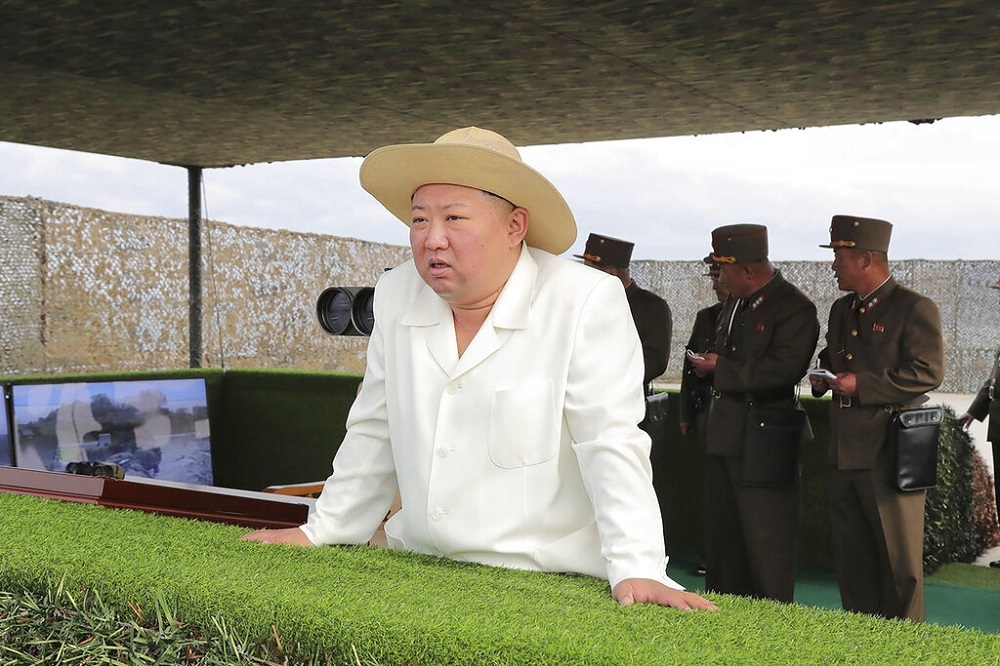 北韓政府10月初釋出領導人金正恩視察軍演的畫面。（資料照片／美聯社）