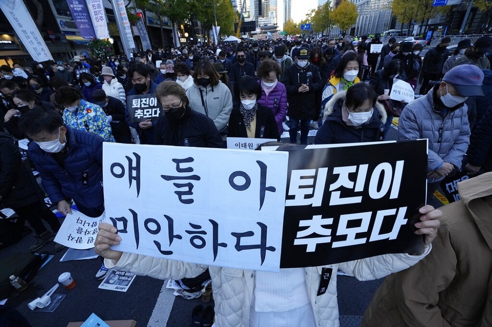 南韓民眾5日上街哀悼與抗議，左邊標語寫著「孩子們（或理解為大家），對不起」，右邊標語寫著「辭職下台就是追悼」。（美聯社）