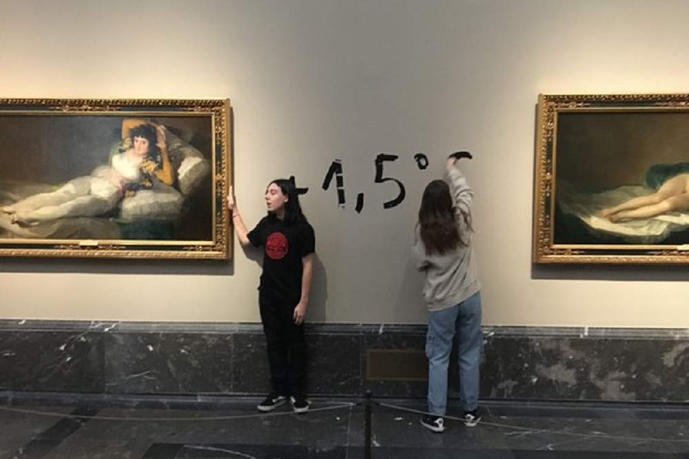 氣候運動人士在馬德里普拉多博物館把自己黏在哥雅名畫畫框。（取自Futuro Vegetal推特）