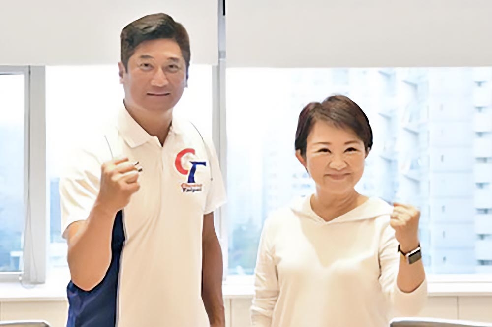 2022中職台灣大賽5日開打，盧秀燕與辜仲諒一起替中信兄弟隊打氣。（台中市政府提供）