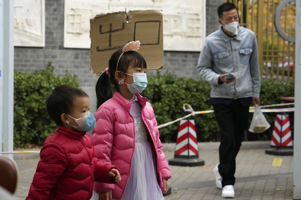 中国持续清零政策，核酸检测为生活日常，图为一处核酸检测站出口。（美联社）(photo:UpMedia)