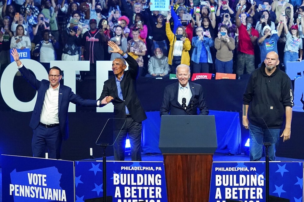 美國現任和前任總統拜登和歐巴馬為民主黨賓州州長候選人夏皮洛（左）和參議員候選人費特曼（右）站台。（美聯社）