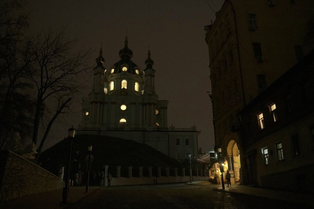 基辅停电，一座教堂窗户透出亮光。（美联社）(photo:UpMedia)