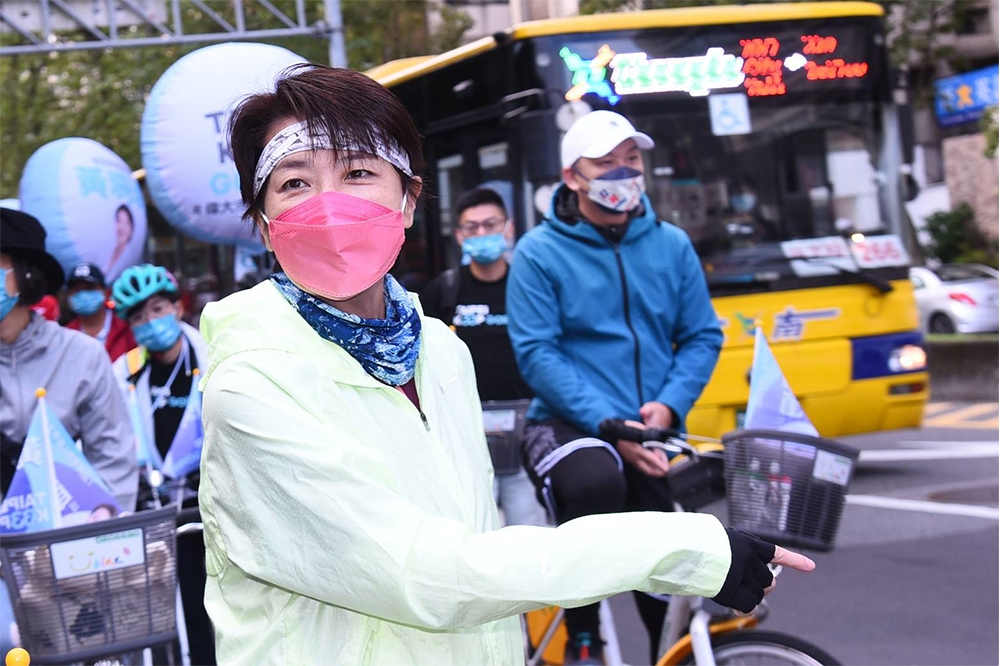 黃珊珊6日舉辦「偉大市民向前騎」造勢活動，騎乘單車繞行台北市十二個行政區。（楊約翰攝）