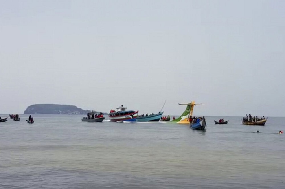 坦尚尼亞精密航空一架民航機墜落維多利亞湖中，在地漁夫前往協助救援。（美聯社）