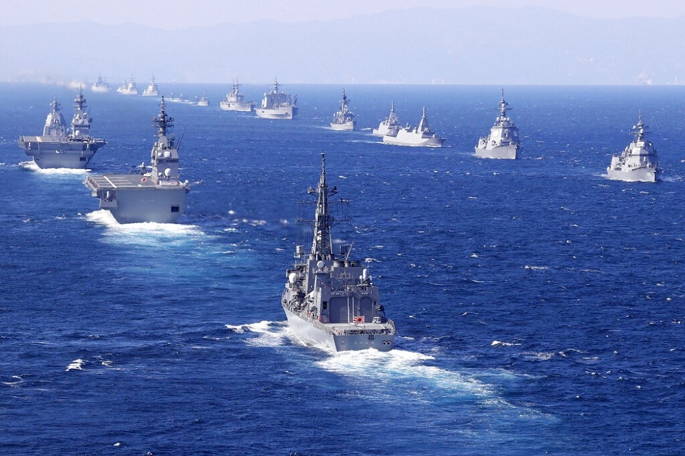 日本在相模灣舉行國際閱艦式，有來自12國18艘艦艇參加。（美聯社）
