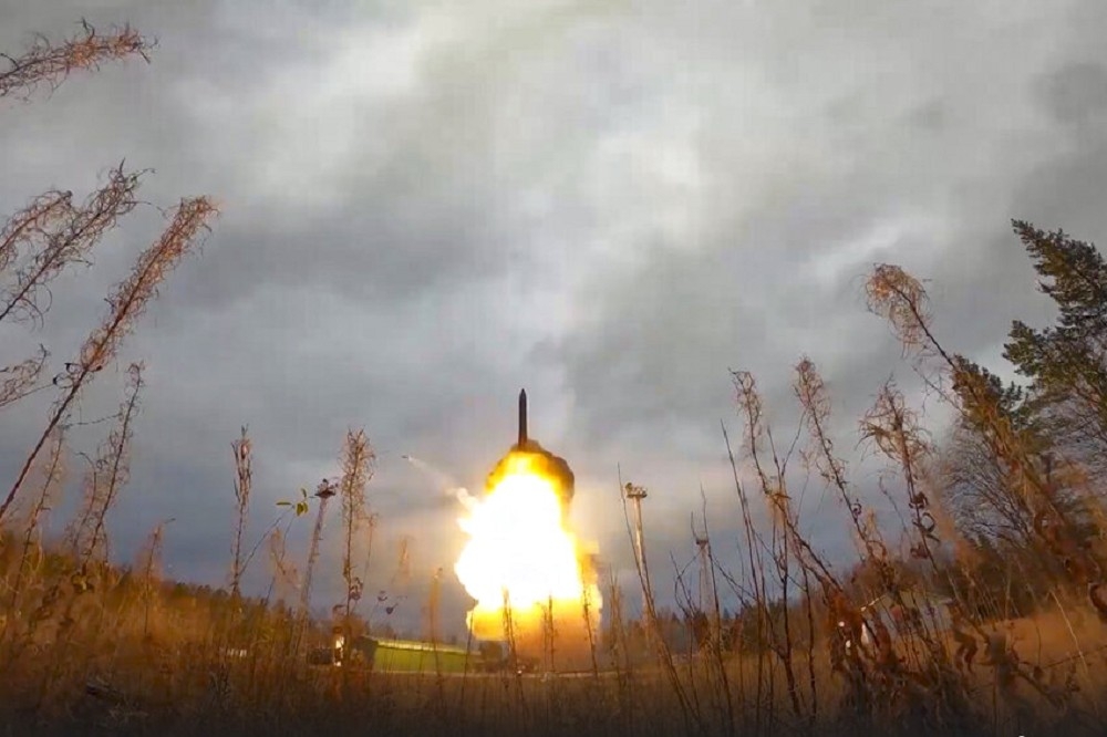 俄國國防部10月底發布核試影片，圖為俄軍試射Yars洲際彈道飛彈。（美聯社）