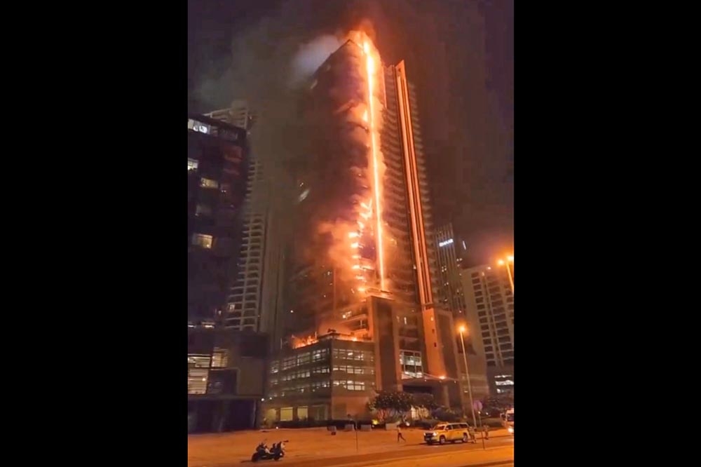 杜拜哈里發塔附近一棟35層公寓大樓失火的景象。（取自推特）