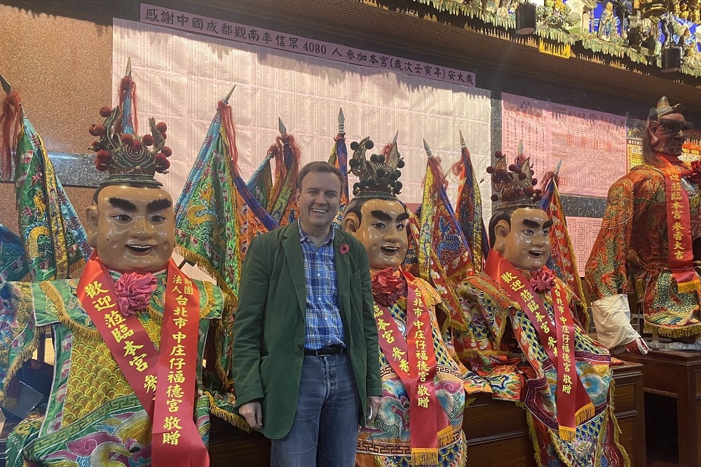 韓斯訪台期間，前往台北市中庄仔福德宮參觀。（取自韓斯推特）