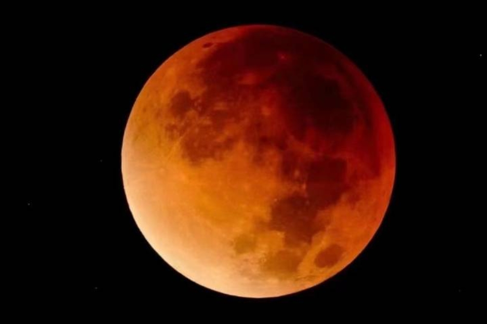 民众8日晚间观赏天文奇景血月，直唿幸运。（民众提供）(photo:UpMedia)