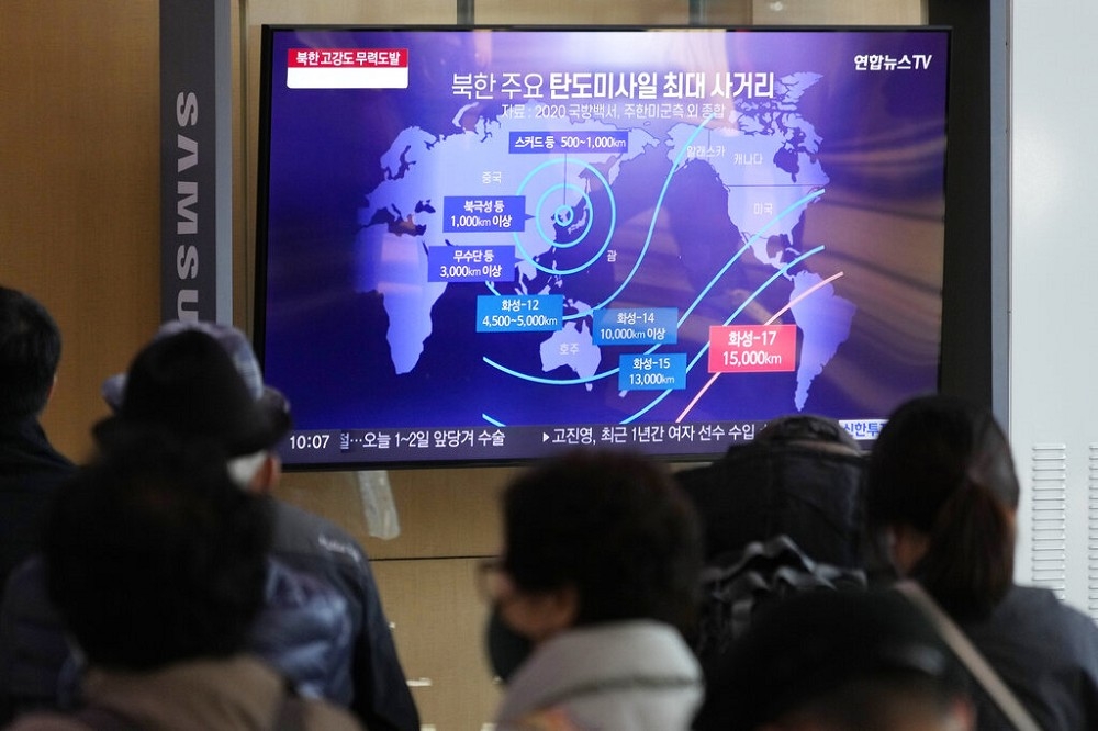 南韓電視台介紹北韓各式不同射程的飛彈。（美聯社）