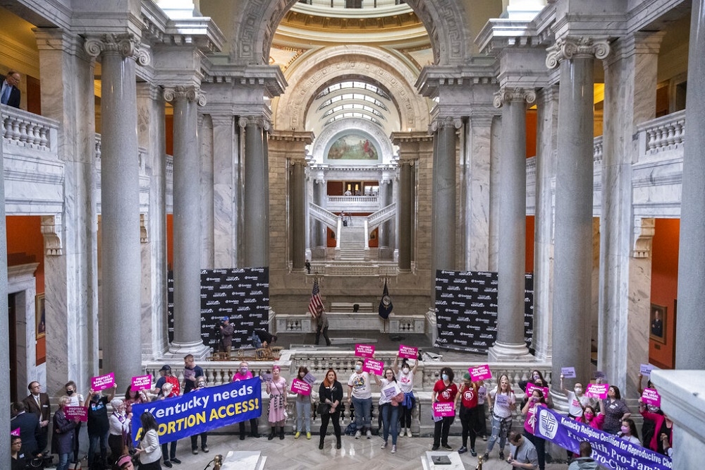 像肯塔基州這樣的保守「紅州」，卻沒能通過反墮胎公投，使支持墮胎權的陣營士氣大振。圖為今年4月，挺墮胎權的民眾赴肯塔基州議會抗議。（資料照片／美聯社）