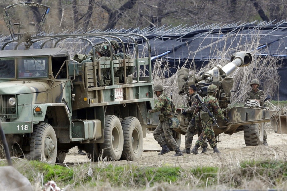 南韓為對抗北韓武力威脅，不但維持規模龐大的陸軍，同時也建立自主的國防軍工產業。圖為準備轉移陣地的南韓KH179榴砲。（美聯社）