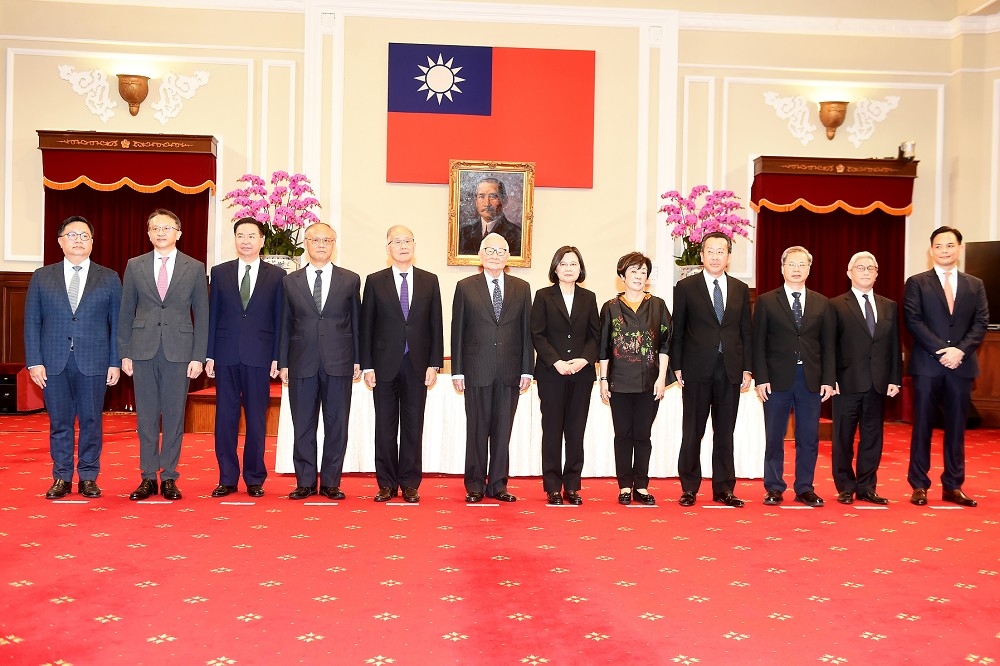 由泰國主辦本屆亞太經合會（APEC ）峰會，今年我國仍由台積電創辦人張忠謀(左六)以領袖代表身份出席，但泰國《國民報》竟誤植成台灣由副總統賴清德出席。（張哲偉攝）