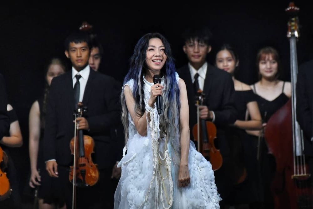 萬芳的台北小巨蛋演唱會因疫情延期883天終於開演，情緒滿溢的她透過歌聲以及談話，和粉絲分享這2年的點點滴滴。（楊約翰攝）