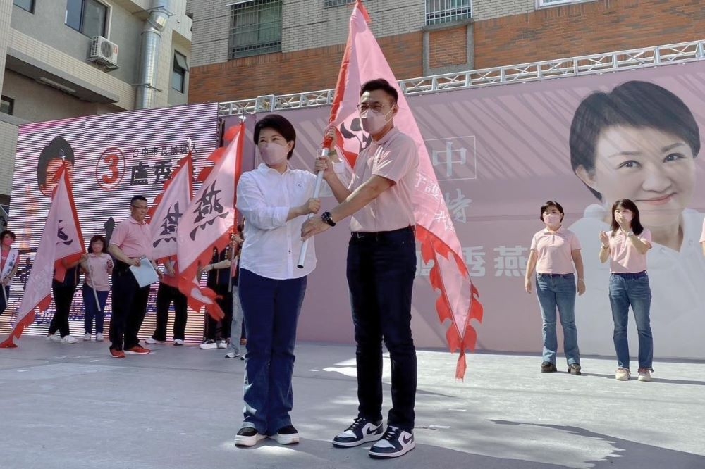 盧秀燕（左）競選總部13日成立，江啟臣（右）及百位主委到場支持。（取自江啟臣臉書）